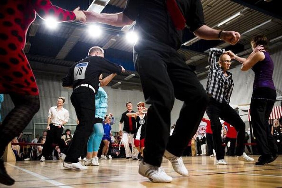 Fullt ös på dansgolvet under distriktsmästerskapen i dans i Sjöbo. Bild: Mark Hanlon