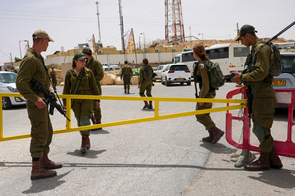 Fyra personer har dött i en ovanlig eldväxling i Israel vid den vanligtvis lugna gränsen till Egypten, uppger den israeliska armén.