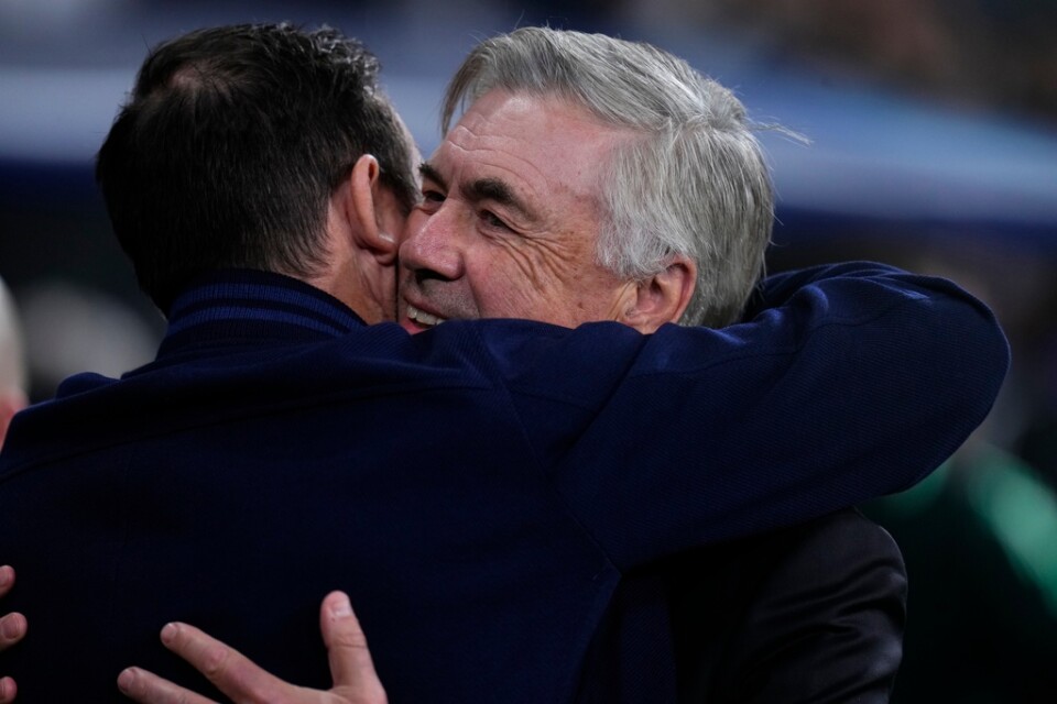 Carlo Ancelotti, till höger, och Frank Lampard kramar om varandra.