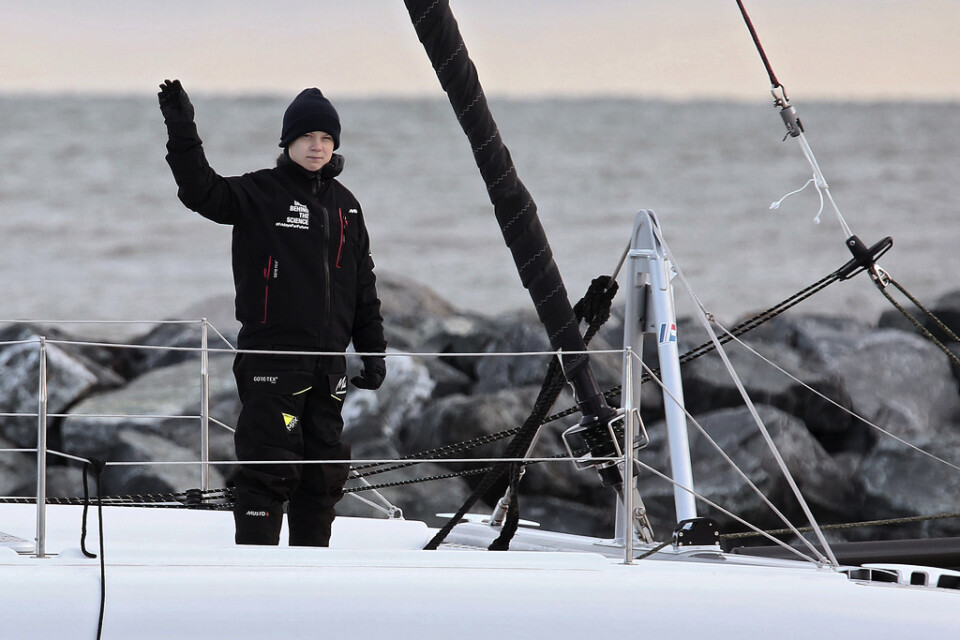 Den svenska klimataktivisten Greta Thunberg vinkar när hon lämnar USA ombord på katamaranen "Vagabond". På tisdag förmiddag väntas båten lägga till i en hamn i Lissabon, Portugal. Arkivbild.