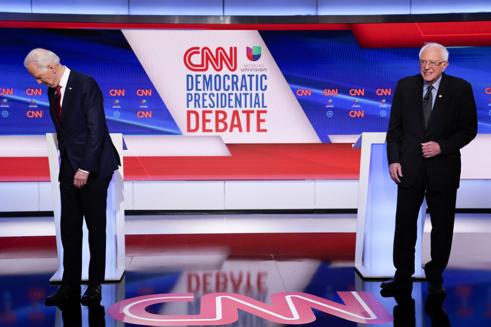 Förre vicepresidenten Joe Biden och senator Bernie Sanders under en debatt i mitten av mars.
