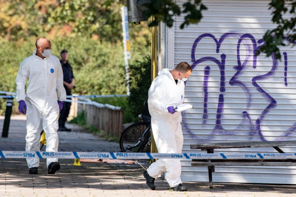 Polisens kriminaltekniker i arbete innanför avspärrningen på Sergelsväg i Malmö efter mordet i måndags på en 30-årig mamma.