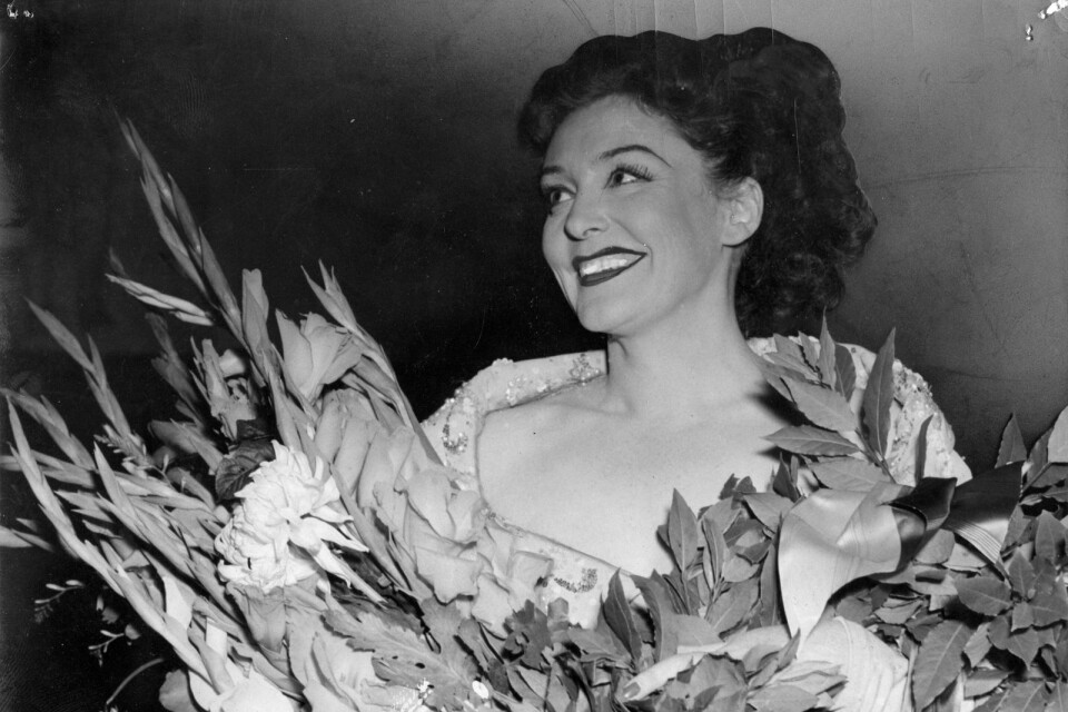 Sångerskan och skådespelerskan Zarah Leander med blommor i famnen efter en konsert på konserthuset i Stockholm i augusti 1949