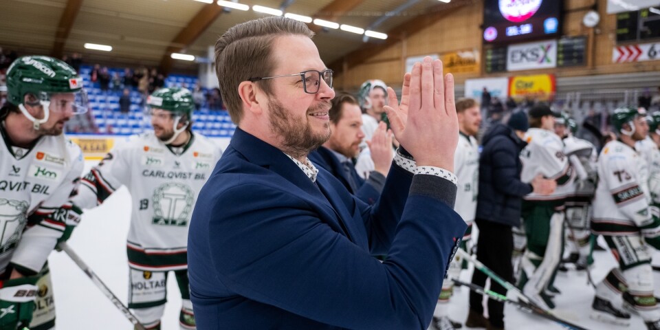 Tingsryds tränare Fredrik Glader firar med de tillresta supportrarna efter det säkrade kontraktet.