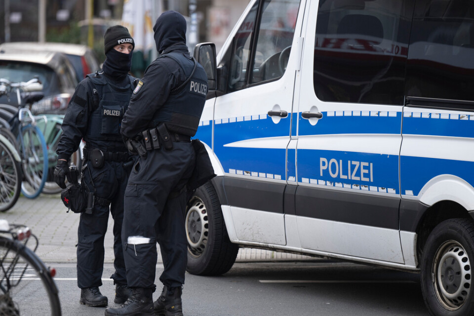 Polisen har gripit minst 25 personer under en serie tillslag mot en högerextremistisk grupp i Tyskland. Bilden är tagen i Frankfurt under onsdagen.