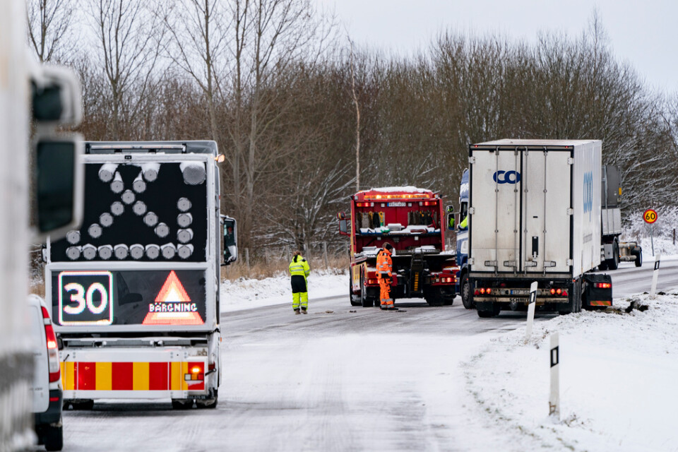 En lastbil som hamnat i diket i halkan bärgas på vägen mellan Hyllinge och Väla utanför Helsingborg på torsdagen.