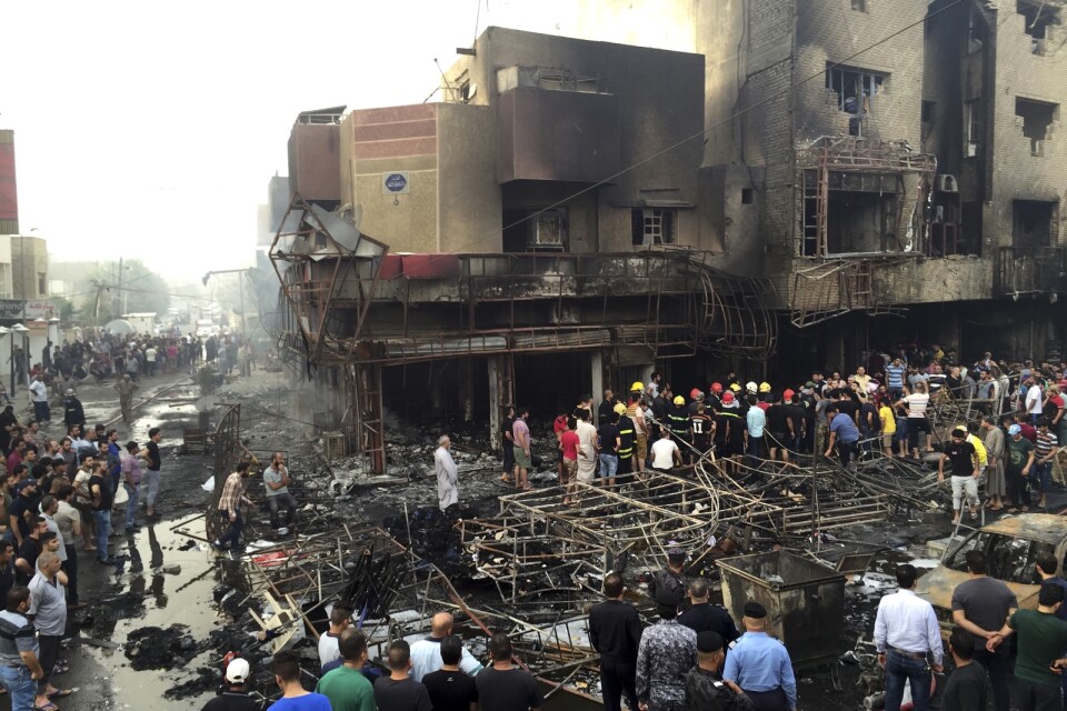 Civila och räddningsarbetare söker igenom området där en lastbil exploderade i Bagdadstadsdelen Karrada, den 3 juli 2016. Över 320 människor miste livet i terrordådet.