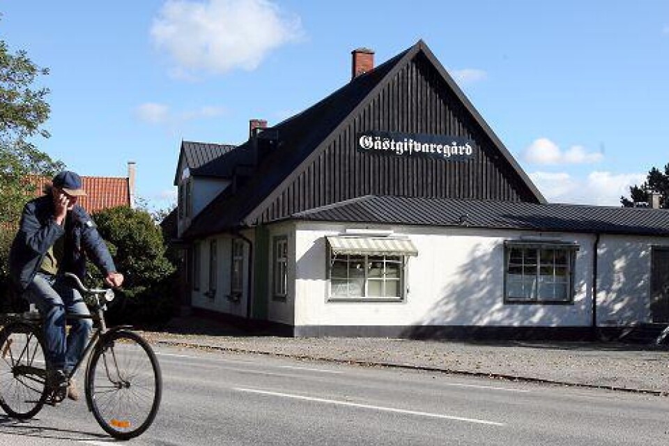 Gästgivaregården ligger vid landsvägen mellan Ystad och Kristianstad.