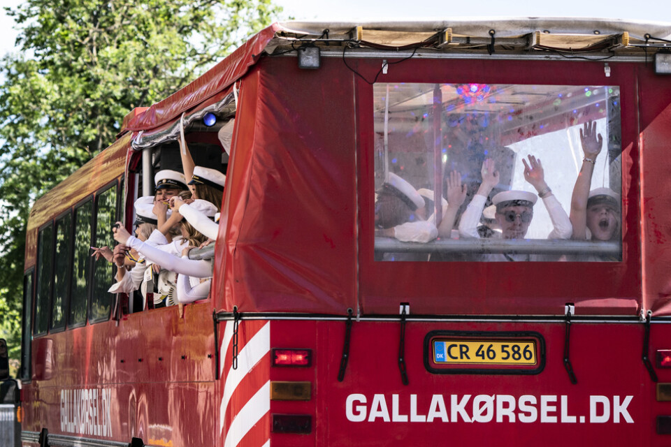 Studenter åker dansk buss genom Malmö – på andra sidan sundet tillåts studenterna nu att åka studentflak. Arkivbild.