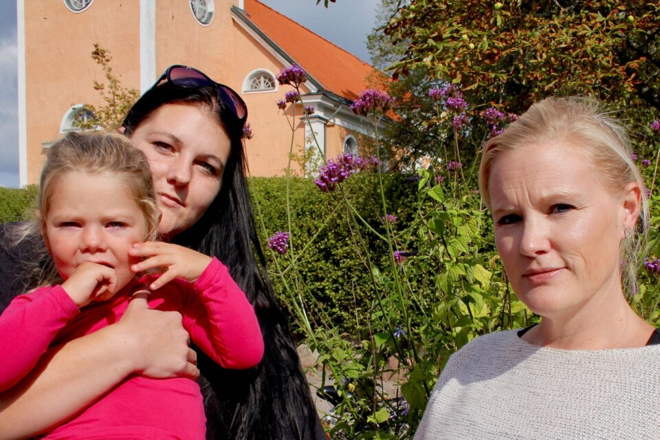 Lina Roos med Ella, och Annica Andersson är två av de föräldrar som gör allt för att få livspusslet att gå ihop.