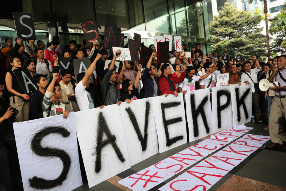 Anhängare till den indonesiska antikorruptionsmyndigheten KPK under en demonstration i Jakarta 2015 mot ett gripande av en av dess chefer. Arkivbild.