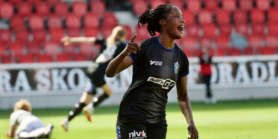 Evelyn Ijeh jublar efter sitt andra av totalt tre mål i matchen mot Lidköping.
