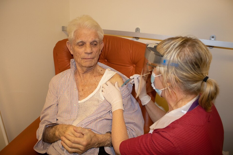 Mörbylångabon Rune Rosander, 88, blev först i länet att covid-vaccineras.
