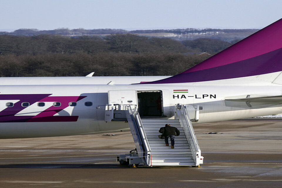 En man går ombord på ett Airbus A320-plan tillhörande Wizz Air på Malmö airport. Arkivbild.