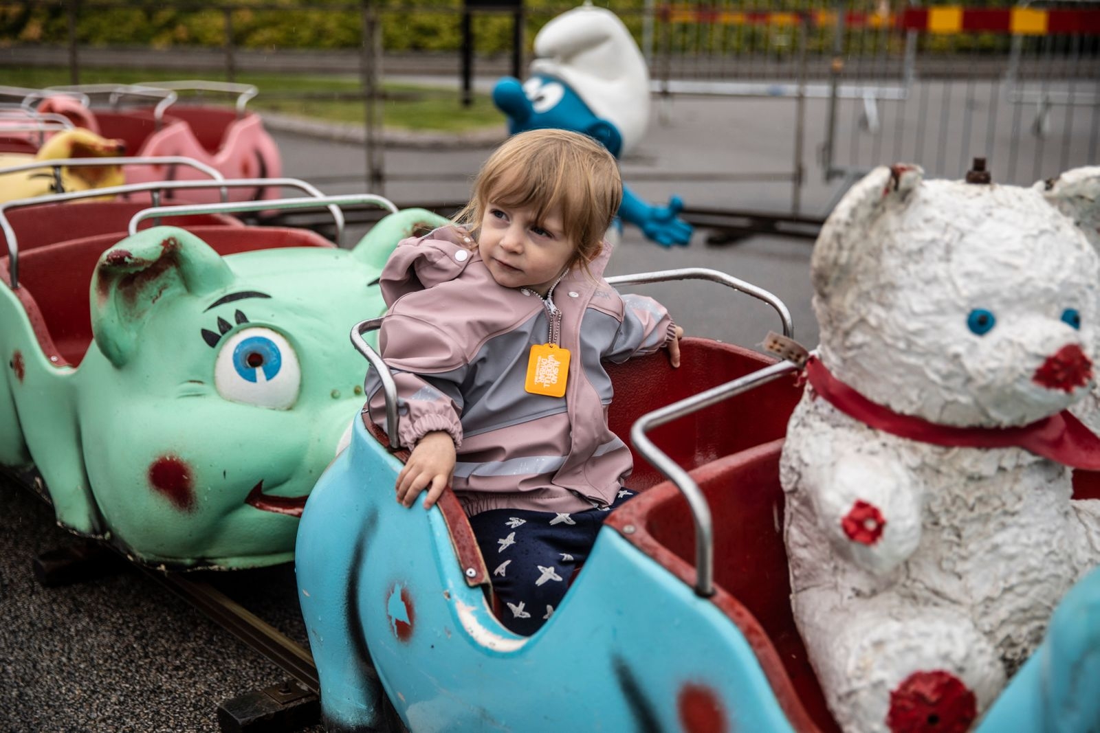 Thea Olofsson, snart två år gammal, ville åka karusell.