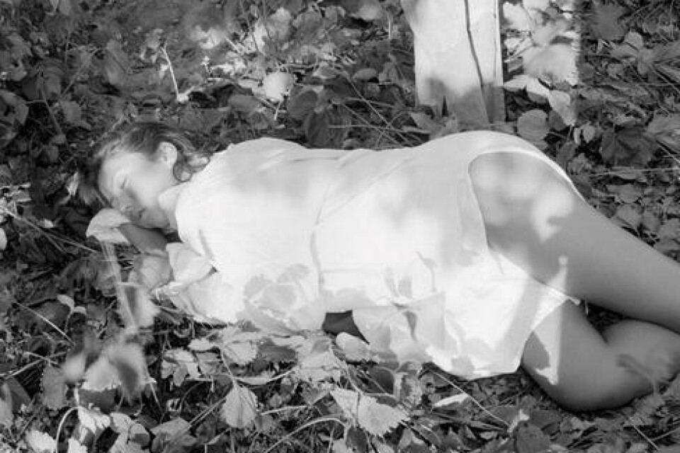Tuija Lindström, "Maria Sleeping with Strawberries" ur serien "Sleeping Bodies" (1995).