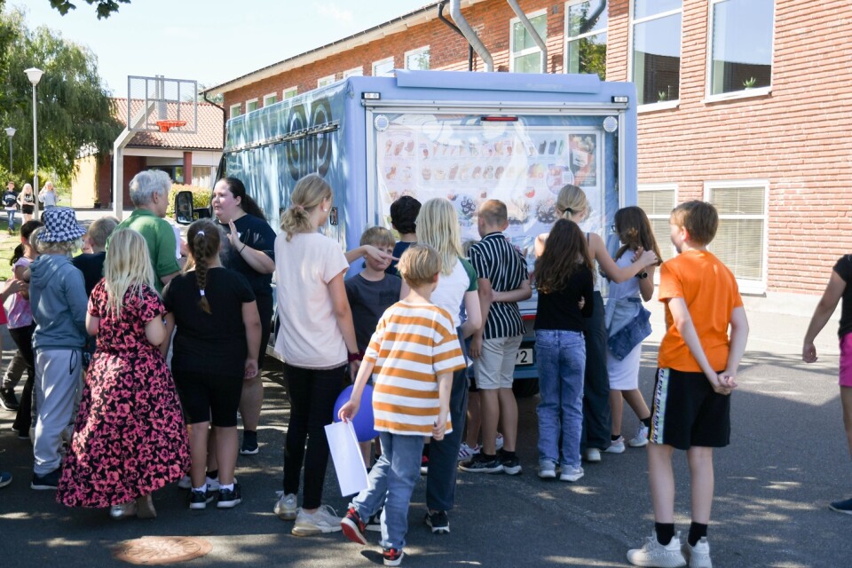 Föräldraföreningen hade fixat en överraskning åt Piratenskolans barn läsårets första skoldag - ett mycket uppskattat besök av glassbilen.