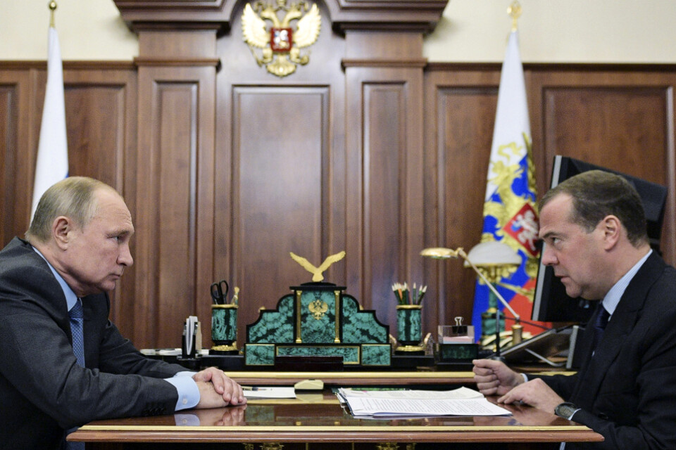 Rysslands president Vladimir Putin i överläggningar med Dmitrij Medvedev.