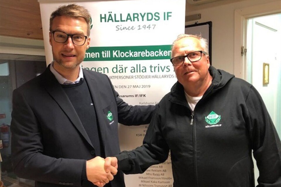 Mikael Karlsson hälsar Mats Andersson välkommen till Klockarebacken.