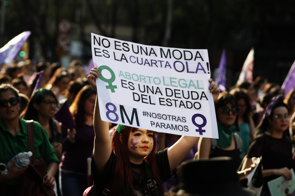 Demonstranter vid uppmärksammandet av internationella kvinnodagen i Mexico City den 8 mars i fjol. "Det är inget mode, det är den fjärde vågen", står det på skylten med hänvisning till vad som kallas "den fjärde vågens feminism".