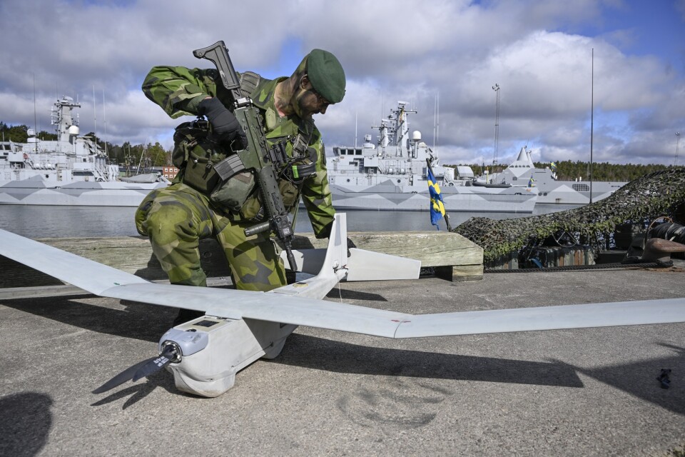 En svensk amfibiesoldat från AMF 1 med en drönare, UAV5. Krigföringen, visar kriget i Ukraina, är på väg in en helt ny epok, resonerar skribenten.