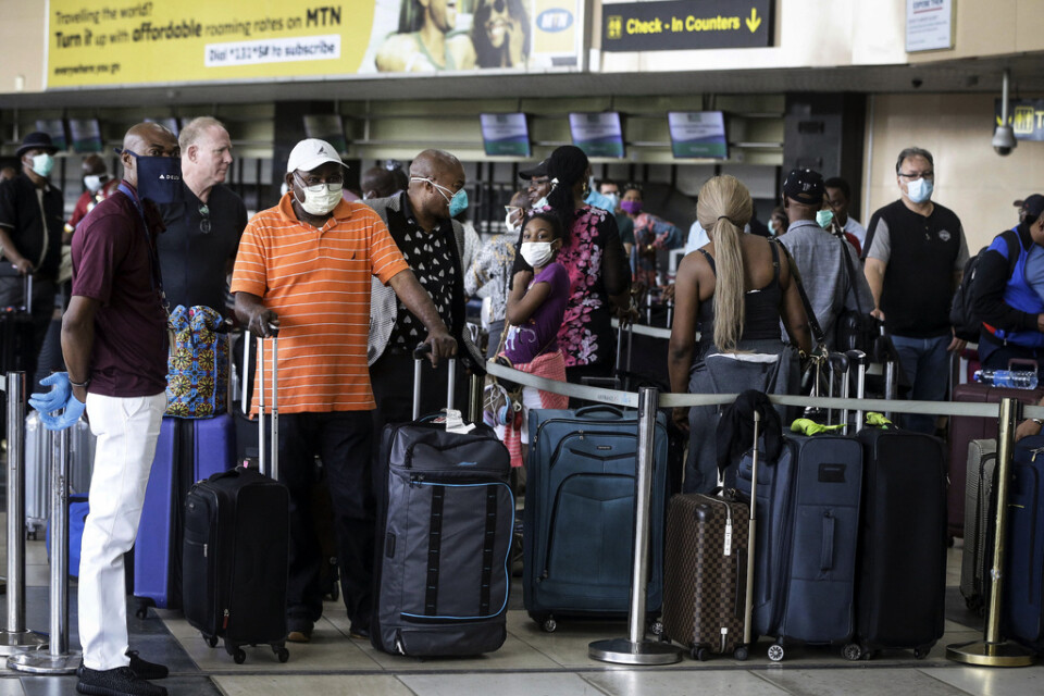 Amerikanska medborgare köar på flygplatsen i Lagos för att flygas ut ur Nigeria, i en bild från i april.
