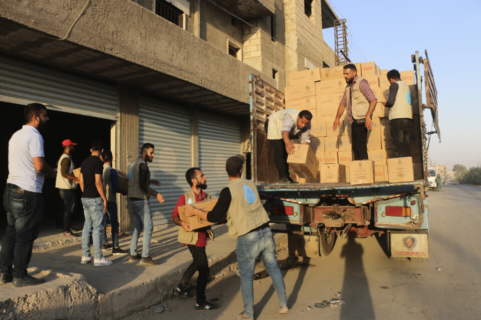 Nödproviant från FN:s livsmedelsprogram WFP till människor som flytt striderna i nordöstra Syrien lastas av i staden al-Hasakah under tisdagen.