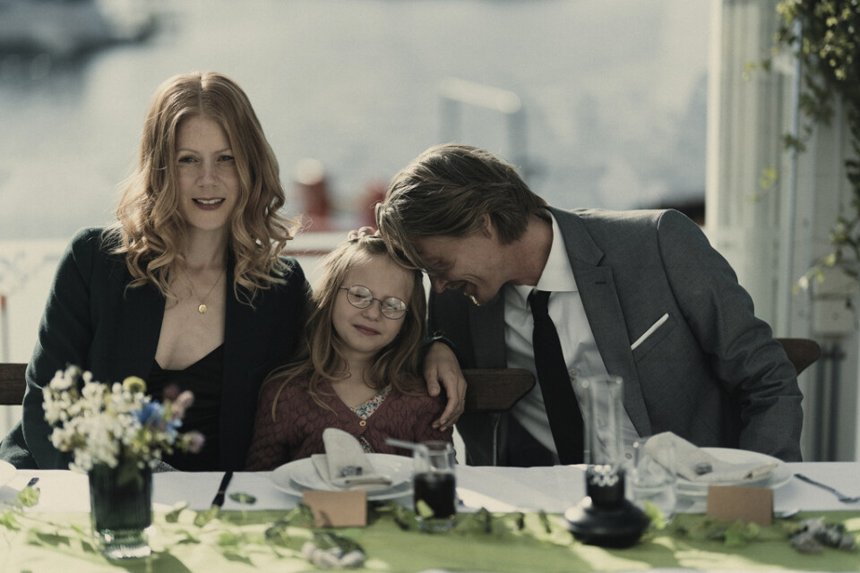 Redan i första avsnittet splittras den från början lyckliga familjen i "Maskineriet". Hanna Alström, Maja Svärd och Kristoffer Joner spelar rollerna. Pressbild.