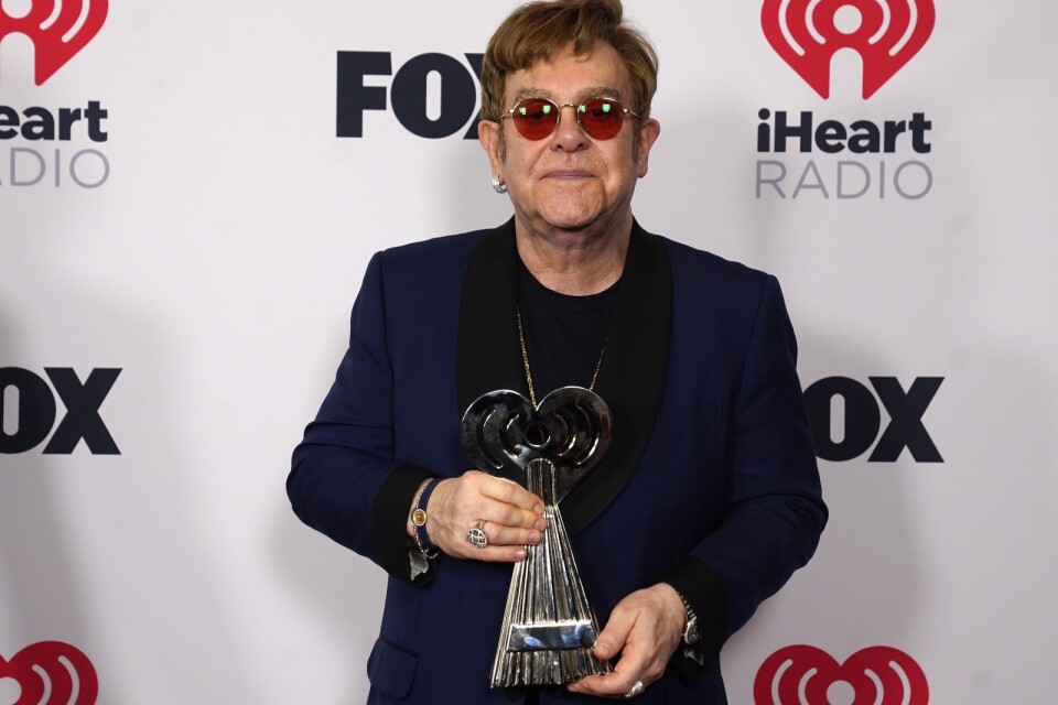 Elton John har skadat höften och tvingas skjuta upp sin turné ytterligare en gång. Arkivbild.