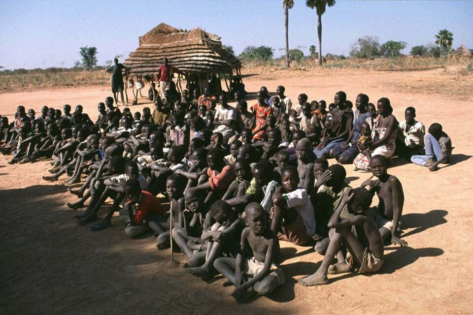 Vore slaveri att anse acceptabelt om 54 procent av befolkningen skulle anse det? Nej, givetvis inte. ”Mannen på gatan” kan inte alltid anses ha rätt. Här en bild från 1997 på en grupp slavar i Sudan som nyss köpts fria.