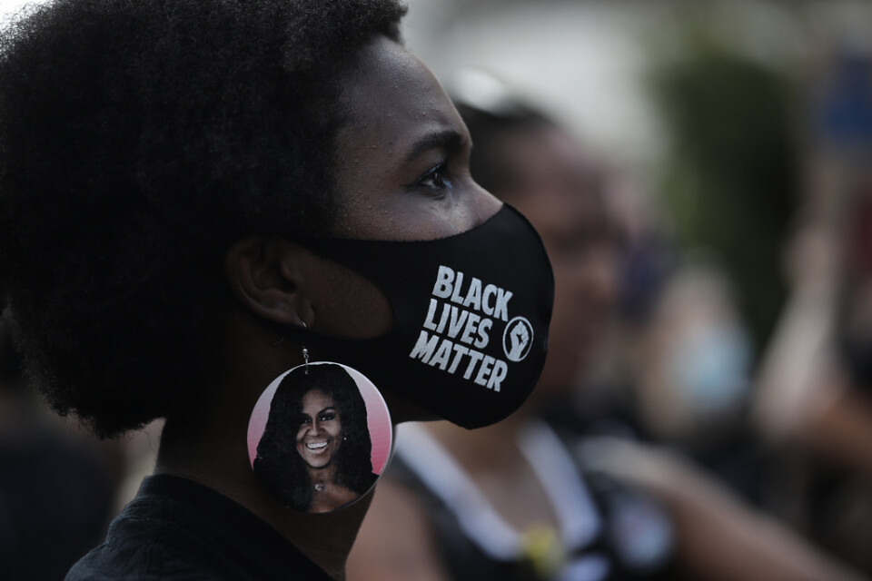 En demonstrant med den forna första damen Michelle Obama på örhänget under lördagen i Washington.