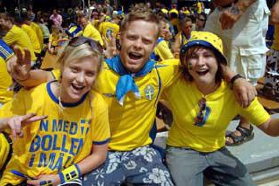 Mathilda Johansson, Fredrik Karlsson och Emelie Lavesson från Växjö laddar inför matchen med stort M. Foto: Filip Sjöfors