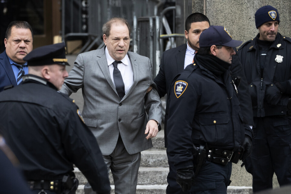Harvey Weinstein lämnar en domstol i New York i början av december. Arkivbild.