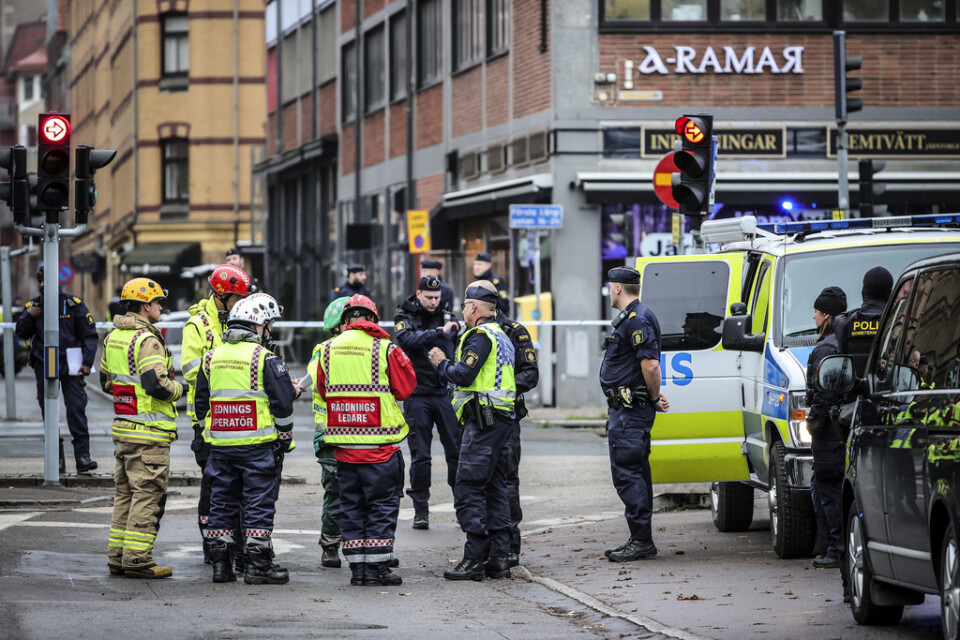 Polis och räddningstjänst på Första Långgatan i Göteborg, där två personer skadades vid en explosion på tredje våningen i en fastighet. Händelsen utreds som mordförsök.