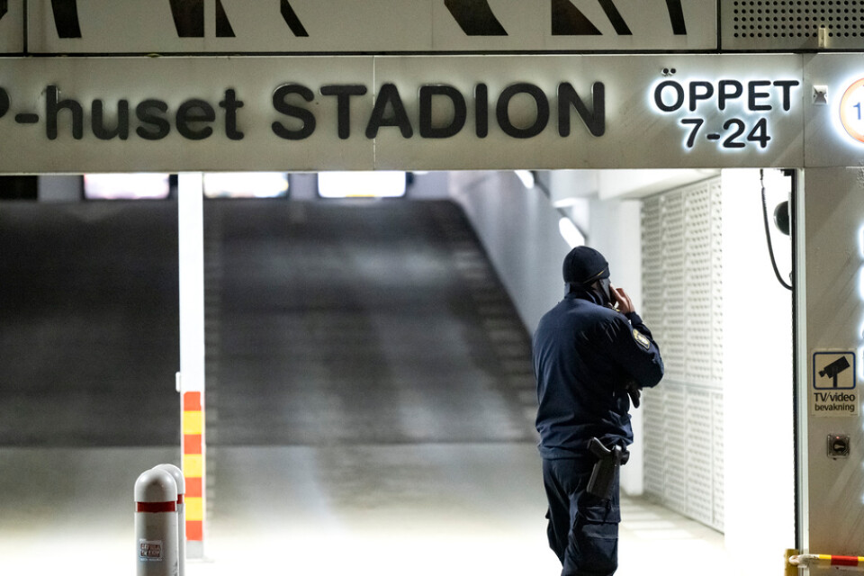 Polis och kriminaltekniker på plats i ett parkeringshus på Stadionområdet i Malmö under natten till fredagen efter att en död kvinna anträffats.