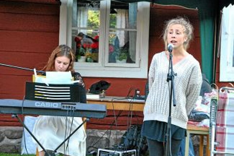Emma Ehrenborg och Margaretha Hallkvist sjöng och spelade vackert. Foto: Stefan Franzén
