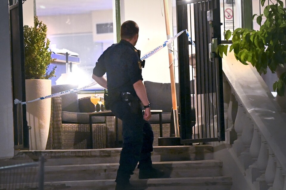 Polisen uppger att vittnen ska ha sett en gärningsperson avlossa skott mot Teaterbaren.