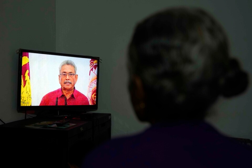 En kvinna i Colombo tittatr på president Gotabaya Rajapaksas tal.