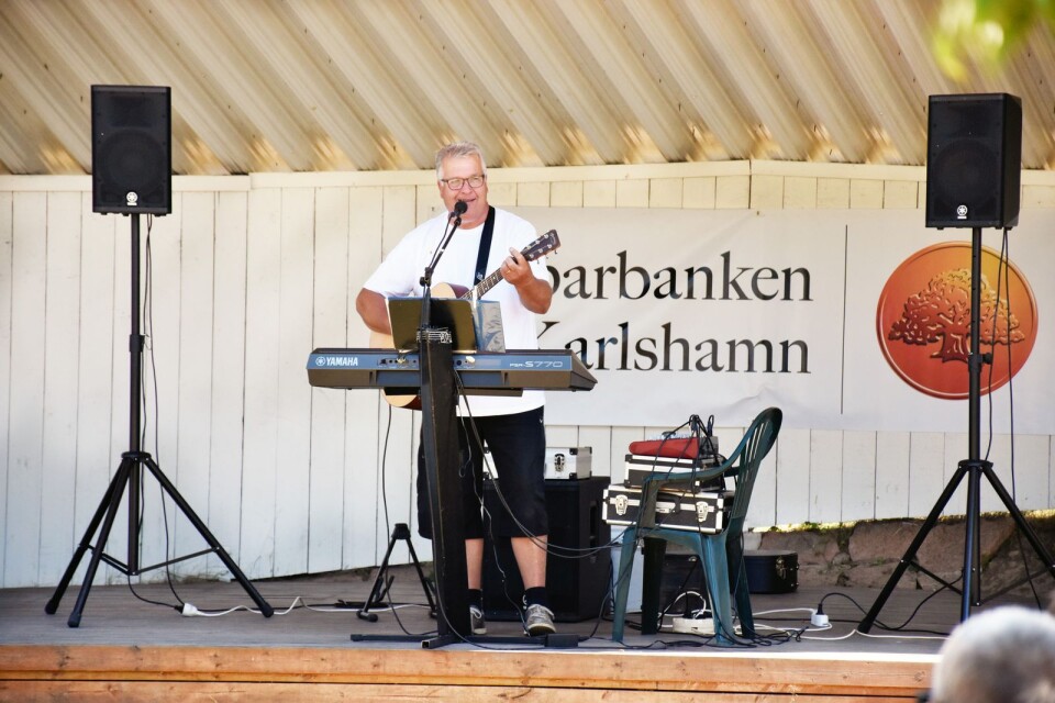 Stefan Nilsson bjöd på skön 60- tals musik och fick publiken att skratta flera gånger under föreställningen.