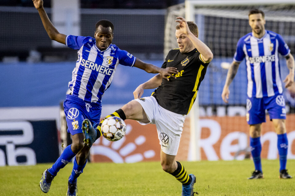AIK:s Sebastian Larsson i kamp mot Blåvittmittfältaren Alhassan Yusuf på Ullevi.