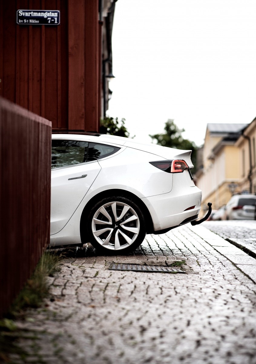 Någon ”elbil för folket” är inte Tesla Model 3, men med tanke på att leveranserna i Sverige kom i gång först under våren är plats 22 i försäljningsstatistiken januari_augusti imponerande.
Foto: Pontus Lundahl/TT