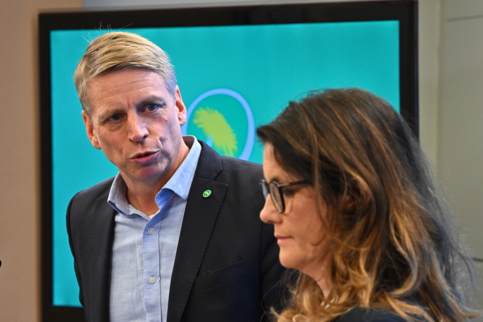Miljöpartiets språkrör Per Bolund och ekonomiskpolitiska talespersonen Janine Alm Ericson kritiserar regeringens miljö- och klimatpolitik.