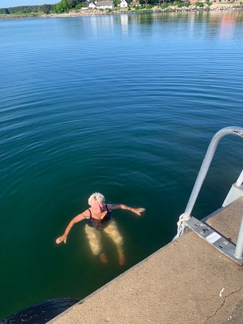 Karin Arnesson njuter av badet vid Tudeludan på Skillinge torsdagen den 23 juni.