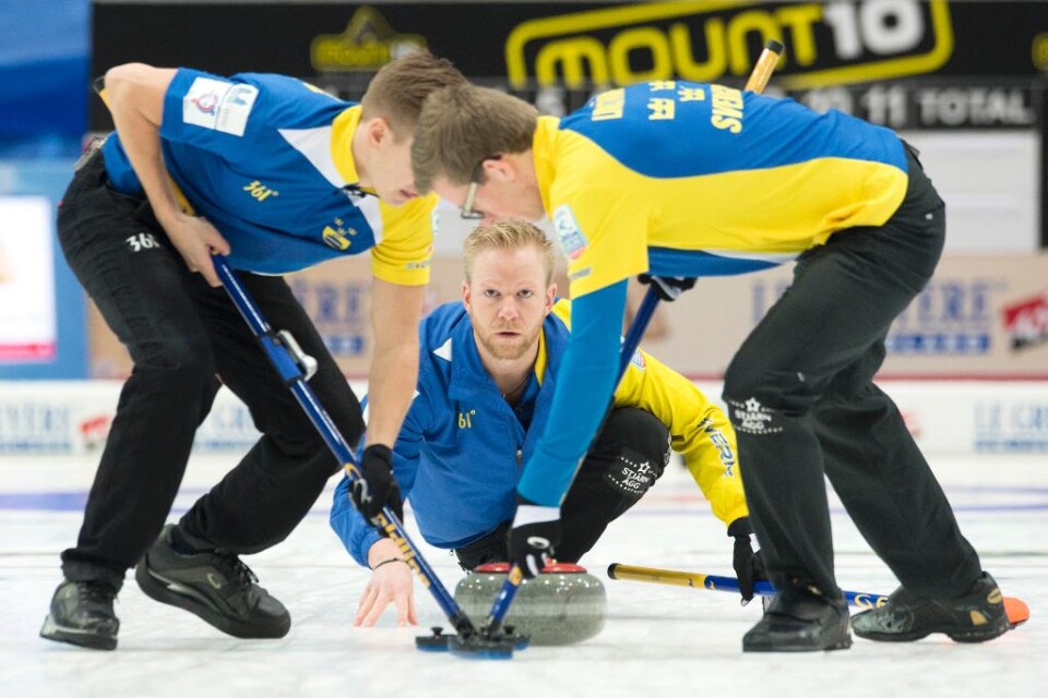 Sveriges curlingherrar tog en viktig poäng med förkrossande seger mot Schweiz i VM i Halifax, Kanada. Sverige vann med 8-2 och avancerade från femte till delad fjärde plats. Svenske skippern Niklas Edin sade efteråt till internationella curlingförbundet