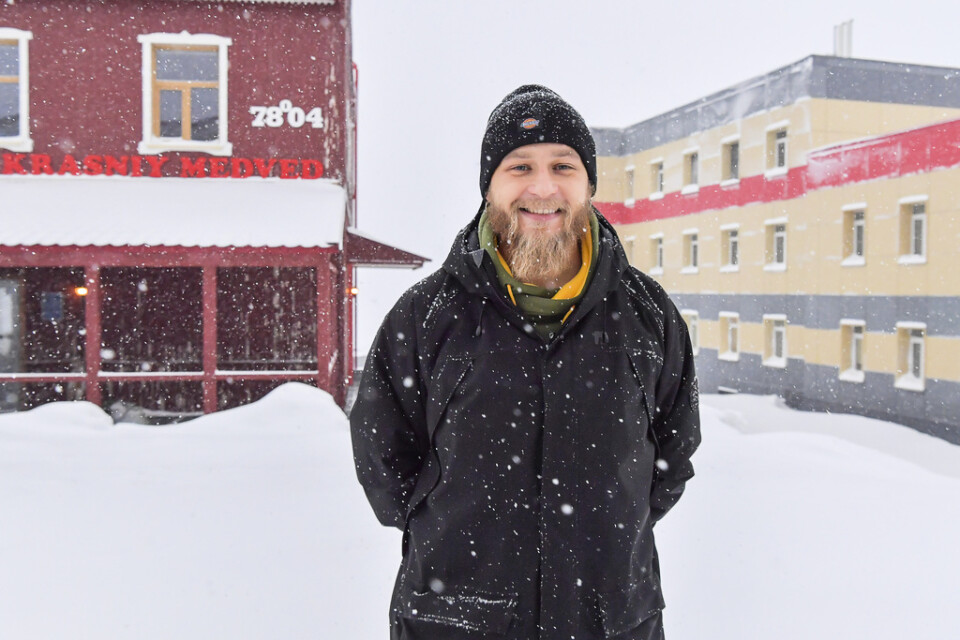 Ivan Velichenko jobbar med turism i Barentsburg.