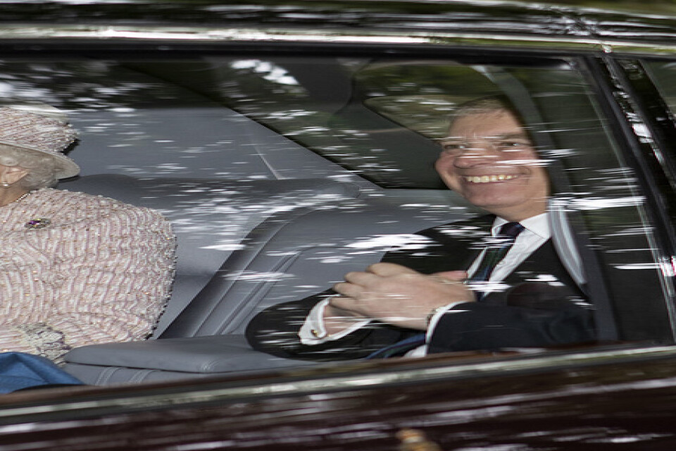 Drottning Elizabeth II och prins Andrew. Arkivbild.