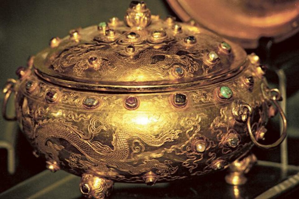 Terrin i guld och ädelstenar. Tillverkad på 1500-talet och användes för att värma mat. Drakmönster ingraverat vilket symboliserar kejserlig kraft. Säljs nu på Sothebys med ett utropspris på drygt 50 miljoner kronor.