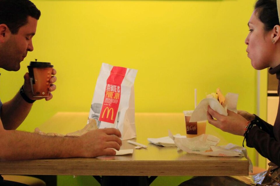 Hamburgerkedjan McDonalds meddelar att man inför bordsservering i Tyskland. Det har aldrig varit en särskilt tjusig upplevelse att äta hos den välkända amerikanska snabbmatskedjan. Maten serveras i tunna pappkartonger och papperspåsar och utöver själva