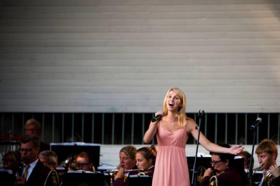 20-åriga Hedvig Becke var kvällens gästartist när Söderslätts musikkår arrangerade sommarens tredje allsångskonsert i Stadsparken.