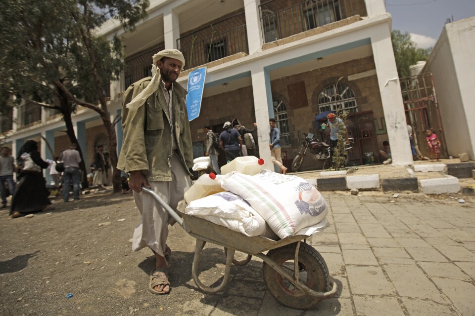 En man har fått mat från FN i Sanaa i Jemen. Arkivbild.